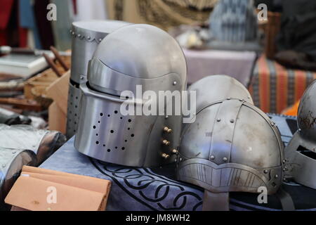 Besucher sahen ein großes Spektakel, als Schauspieler in mittelalterlichen Rüstungen in Arundel Castle kämpfte. Besucher können Replik Rüstungen auf Messestände kaufen Stockfoto