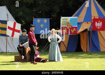 Besucher sahen ein großes Spektakel, wenn Schauspieler in mittelalterlichen Rüstungen auf Fuß und eines Pferdes am Arundel Castle gekämpft. Stockfoto