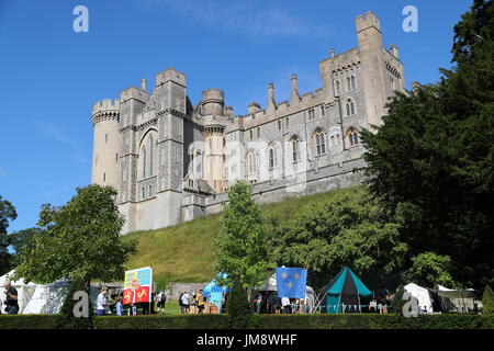 Besucher sahen ein großes Spektakel, wenn Schauspieler in mittelalterlichen Rüstungen auf Fuß und eines Pferdes am Arundel Castle gekämpft. Stockfoto