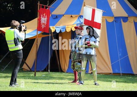 Besucher sahen ein großes Spektakel, wenn Schauspieler in mittelalterlichen Rüstungen auf Fuß und eines Pferdes am Arundel Castle gekämpft. Stockfoto