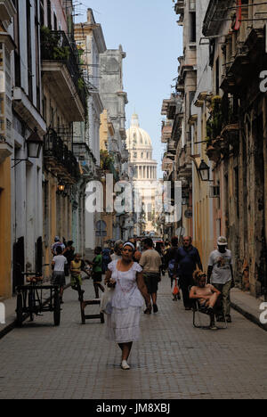Stadtleben in Habana Vieja, der Altstadt von Havanna. Im Hintergrund deutet El Capitolio, der Sitz des alten kubanischen Parlaments. Stockfoto