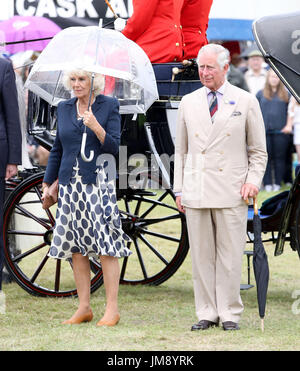 Der Prinz von Wales und der Duchess of Cornwall besuchen der Sandringham Flower Show im Sandringham House in Norfolk. Stockfoto