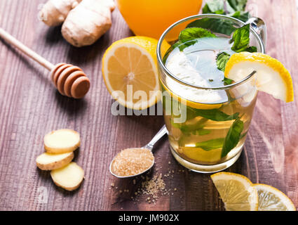 Tee mit Minze und Zitrone in ein Glas-Tasse-Nahaufnahme Stockfoto