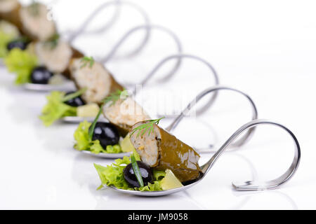 Gefüllte Weinblätter mit schwarzen Oliven auf appetizer Löffel Stockfoto