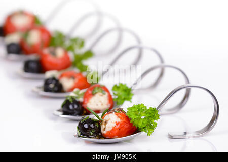 Hot cherry gefüllte Paprika, schwarze Oliven und Feta auf dekorative Vorspeise Löffel Stockfoto