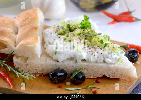 Frischen griechischen Tzatziki mit Knoblauch und Gurke auf pita Brot Stockfoto