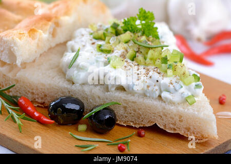 Frischen griechischen Tzatziki mit Knoblauch und Gurke auf pita Brot Stockfoto