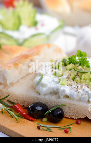 Frischen griechischen Tzatziki mit Knoblauch und Gurke auf pita Brot Stockfoto