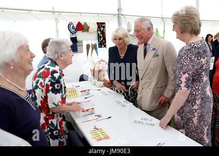 Der Prinz von Wales und der Duchess of Cornwall treffen Händler besuchen sie Sandringham Flower Show im Sandringham House in Norfolk. Stockfoto