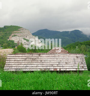 Details zu einem alten Steinbruch, serbische Natur im Sommer. Stockfoto