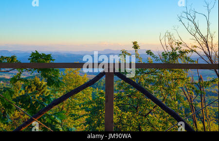 Blick von der Terrasse aus Holz, serbischen Dorf Landschaft. Stockfoto