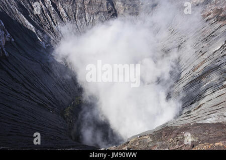 Nahaufnahme des Vulkankrater spuckt Rauch am Mount Bromo Tengger Semeru National Park in Ost-Java, Indonesien. Stockfoto