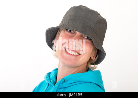 Schöne europäische Mitte Alter Frau mit blonden Haaren, gekleidet ein Stockfoto