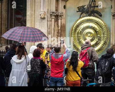 Cambridge Touristen nehmen Fotos vor dem Corpus Clock am Corpus Christi College, Cambridge. Es war im Jahr 2008 unveilled Stockfoto