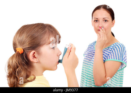 kleines Mädchen mit Inhalator durch Rauchen Stockfoto