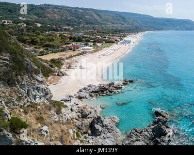 Paradies der u-Boot, Strand mit Felsvorsprung über dem Meer. Zambrone, Kalabrien, Italien. Tauchen Entspannung und Sommerferien. Italienischen Küsten, bea Stockfoto