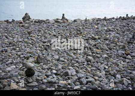 Rock Stapel von Touristen auf einem steinigen Strand links, Reykjavik, Island. Stockfoto