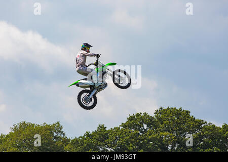 Jamie Squibb Freestyle Motocross Display begeistert die Massen im New Forest & Hampshire Land zeigen, Brockenhurst, Hampshire im Juli Stockfoto