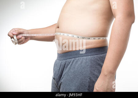 übergewichtiger Mann mit Maßband um die Taille Stockfoto