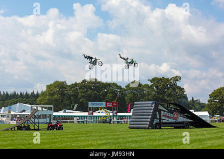 Jamie Squibb Freestyle Motocross Display begeistert die Massen im New Forest & Hampshire Land zeigen, Brockenhurst, Hampshire im Juli Stockfoto