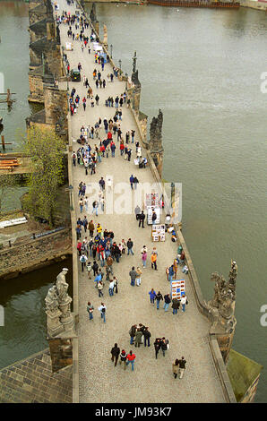 Karlsbrücke (illuminierte am meisten) über die Moldau, Prag: aus dem Staré Město Brückenturm mit Menschenmassen auf der Brücke Stockfoto