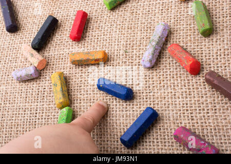 Verwendete Farbe Buntstifte und ein Kleinkinder Hand zeigen Stockfoto