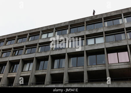 Teil des Sir Antony Gormleys Arbeit "3 X ein anderes Mal" auf dem Campus der UEA in Norwich. Stockfoto