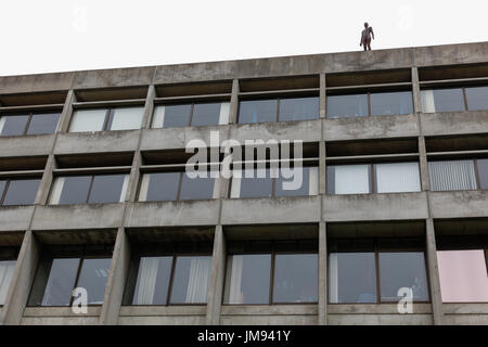 Teil des Sir Antony Gormleys Arbeit "3 X ein anderes Mal" auf dem Campus der UEA in Norwich. Stockfoto