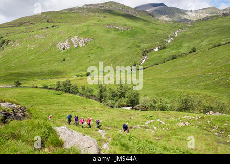 Blick auf Ben Nevis Berg über Wasser von Nevis River bei Wanderern, Wandern im Glen Nevis-Tal. Fort William Highland Schottland UK Großbritannien Stockfoto