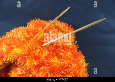 Kugeln aus Wolle zum Stricken und Häkeln Handarbeit Stockfoto