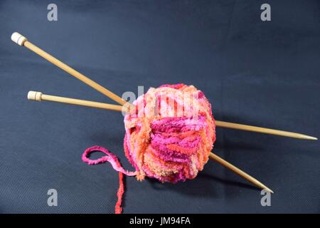 Kugeln aus Wolle zum Stricken und Häkeln Handarbeit Stockfoto