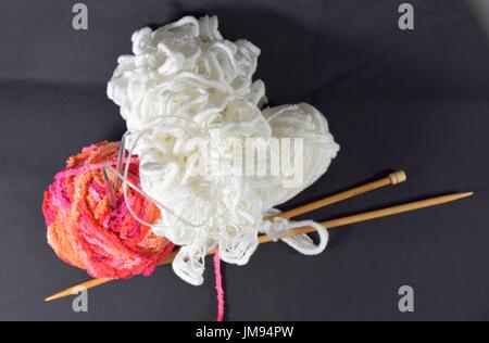 Kugeln aus Wolle zum Stricken und Häkeln Handarbeit Stockfoto