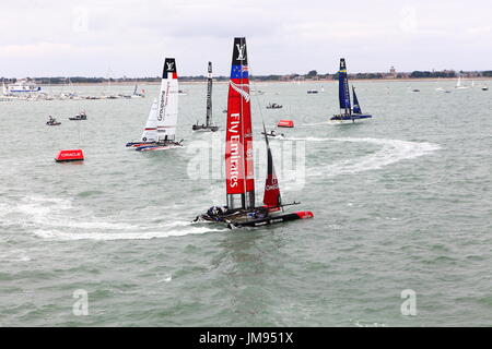 Im Wettbewerb mit der 2016 America Cup in The Solent Rennyachten. Stockfoto