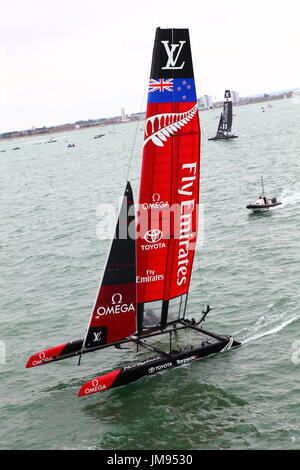 Im Wettbewerb mit der 2016 America Cup in The Solent Rennyachten. Stockfoto