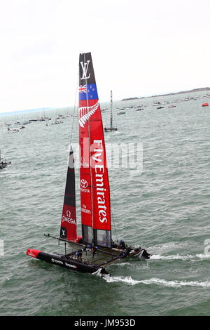 Im Wettbewerb mit der 2016 America Cup in The Solent Rennyachten. Stockfoto