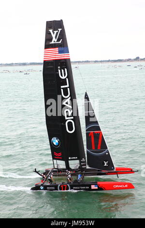 Im Wettbewerb mit der 2016 America Cup in The Solent Rennyachten. Stockfoto