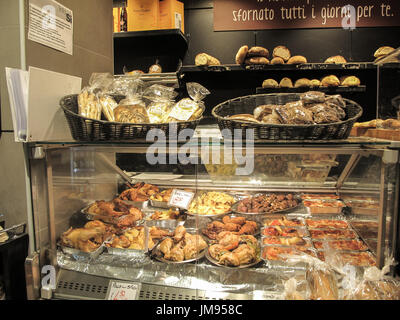 Eine Ausstellung von Brottheke mit großen frischen Backwaren in einen Supermarkt in Italien. Rom Stockfoto