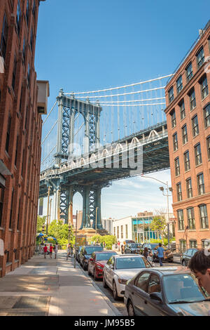 Ein Blick auf New York Manhattan Bridge aus den Straßen von Brooklyn im Sommer in der Stadt, New York, USA Stockfoto