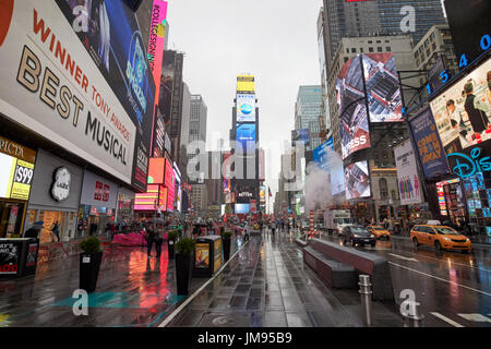 Times Square in New York City USA Regen Stockfoto