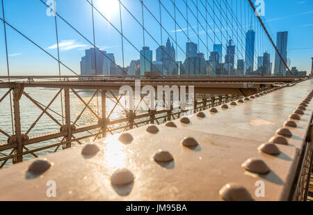 Blick auf Lower Manhattan und New York von der Brooklyn Bridge im Sommer, New York, USA Stockfoto