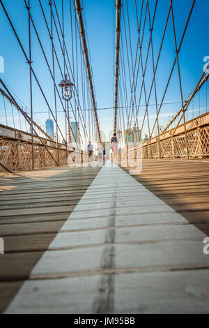 Blick auf Lower Manhattan und New York von der Brooklyn Bridge im Sommer, New York, USA Stockfoto