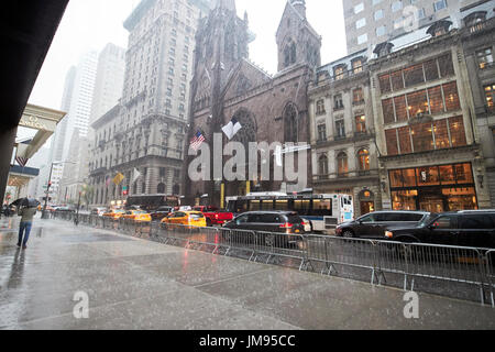 leere Bürgersteig in Starkregen 5th Avenue New York City USA Stockfoto