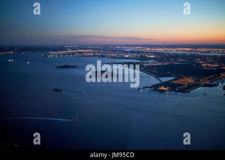 Luftaufnahme von New Jersey Bayonne Hafen Liberty Staatspark Ellis Island und New York City USA Liberty island Stockfoto