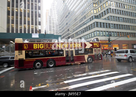 offenen großen Bus gekrönt-Tour-Bus im Regen New York City USA Stockfoto