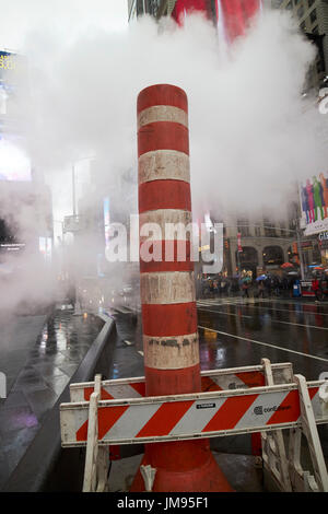 ConEdison Dampf Entlüftungsrohr im Regen New York City USA Stockfoto