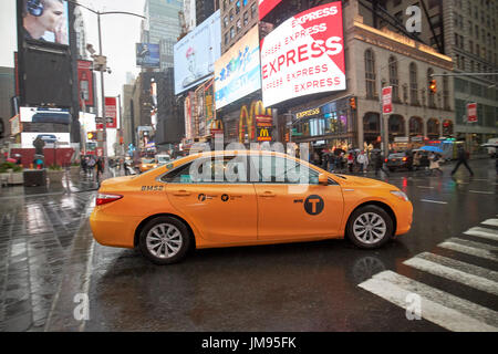 Toyota Camry Hybrid New York gelbes Taxi Cab überqueren Times Square in New York City USA Regen Stockfoto