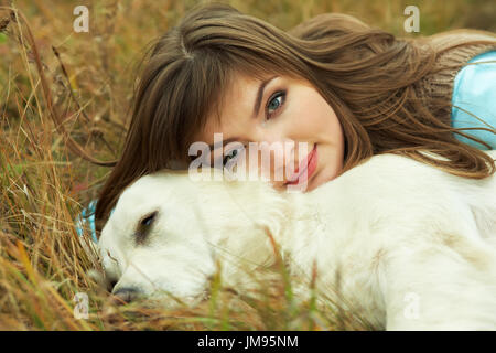 Labrador Retriever mit Besitzer Stockfoto