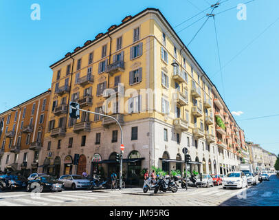 Mailand, Italien - 25. Juli 2017: Einer belebten Straße Ecke in Mailand im Sommer Stockfoto