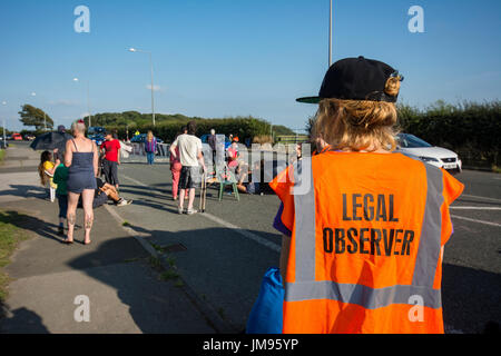 Rechtliche Beobachter sieht, während Anti-Fracking Aktivisten entspannen in der Abendsonne Eindämmung Konvoi der Cuadrilla Fracking Website bereitzustellen. Stockfoto