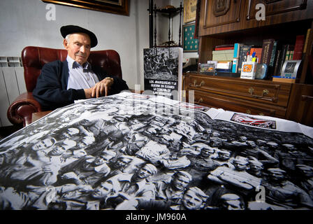 Francisco Alonso Uriarte (b.1916, Barakaldo - d. 2009, Barakaldo), militante Anarchist aus der CNT-FAI während des spanischen Bürgerkrieges kämpfte in mehreren Schlachten im Baskenland, porträtiert in seinem Wohnzimmer durch ein Bild von ihm mit einer Gruppe von Kriegsgefangenen nach dem Krieg. Die erste Erfahrung von Francisco in der Front wurde in Irun, seine Einheit, schlecht ausgerüstet wurden im Zuge der Auseinandersetzungen gegen eine gut ausgestattete erhobenen Armee floh. Einige Tage später wurde seine Einheit in den fehlgeschlagenen Vorgang wiederherstellen von Vitoria mobilisiert. Nach Francisco, eine vollständige Bataillon Whent fehlt bei den Geschäften einige Zeit Stockfoto